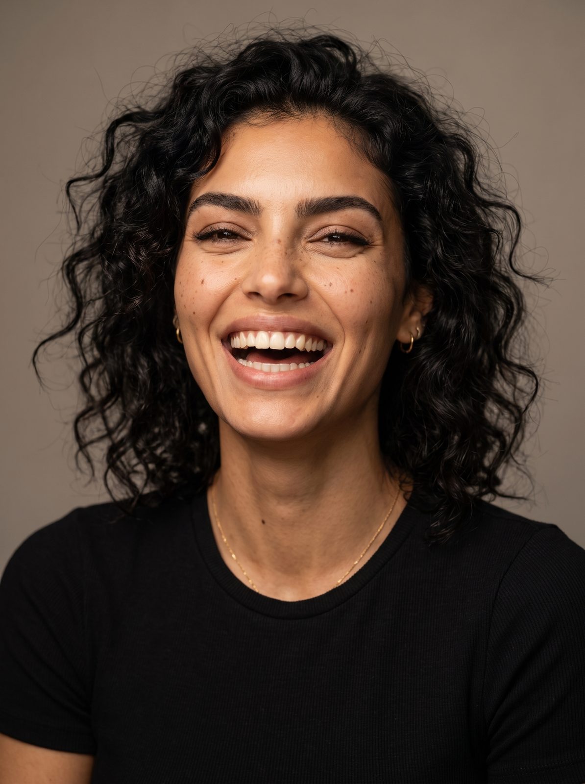 Portrait de Zara riant naturellement sur fond neutre