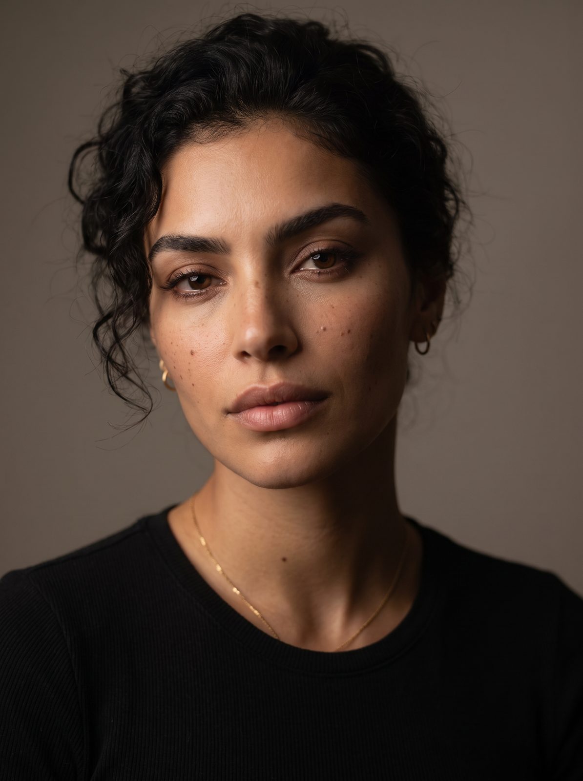 Zara dans une lumière intime, derrière l’entrée verrouillée de son jardin secret